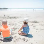 Badetøj, UV-tøj eller våddragt til børn? - guide til hvornår du skal vælge hvad